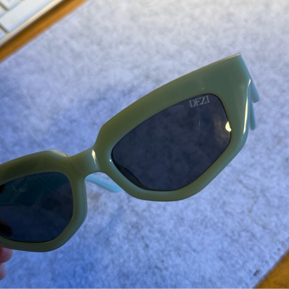 Dezi sunglasses - on read - Picture 3 of 3